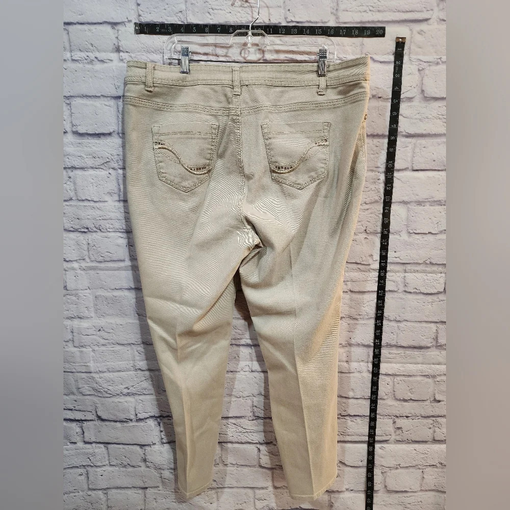 Roz & Ali tan pants with mid-rise fit and decor on back pockets Size 20 Average - Picture 2 of 7